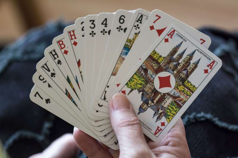 Kartenspiele sind ein beliebtes Gesellschaftsspiel. 