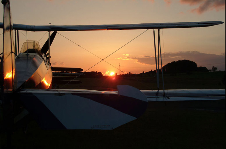 „Wer einmal die Welt durch die Tragflächen eines Doppeldeckers gesehen hat, wird nie wieder der gleiche Mensch sein.&quot; (Richard Bach). Sunset-Romantik auf dem Sonderlandeplatz in Hirzenhain.  Dort war vor zehn Jahren die Tradition des „Barnstormer Barbecues“ begründet worden. Foto: biplanes.de