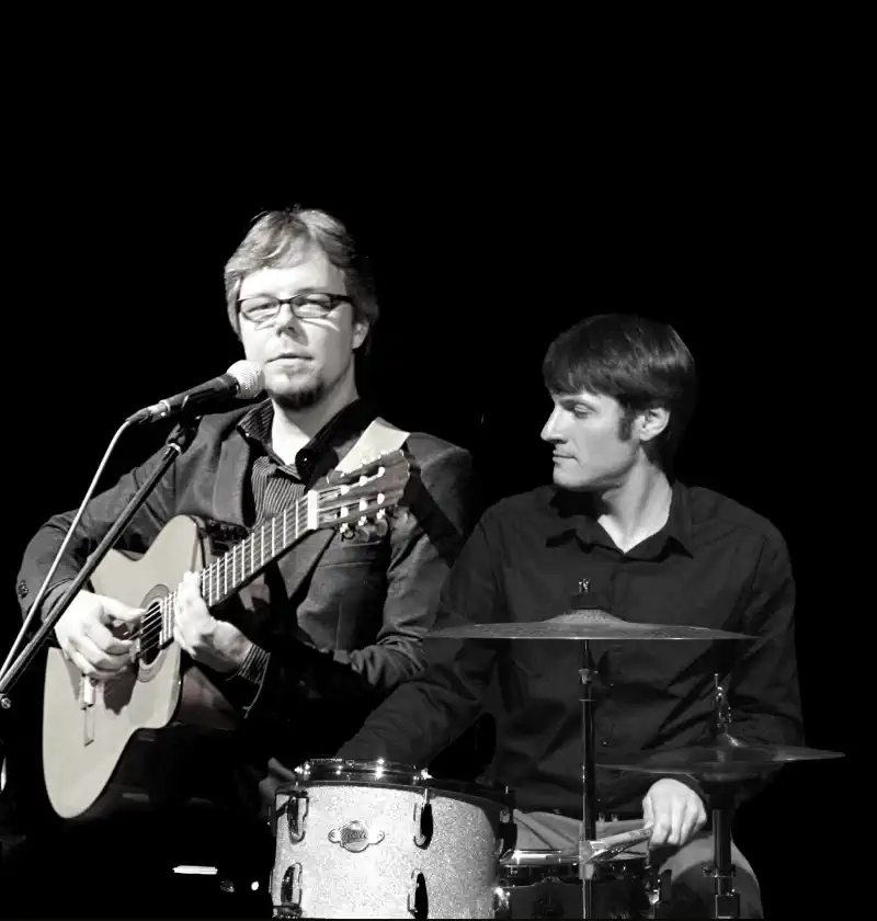 Brazilian Living Room lädt zu einem warmen, rhythmischen Konzertabend ein, der brasilianische Klassiker, feine B‑Sides und spontane Improvisationen verbindet.