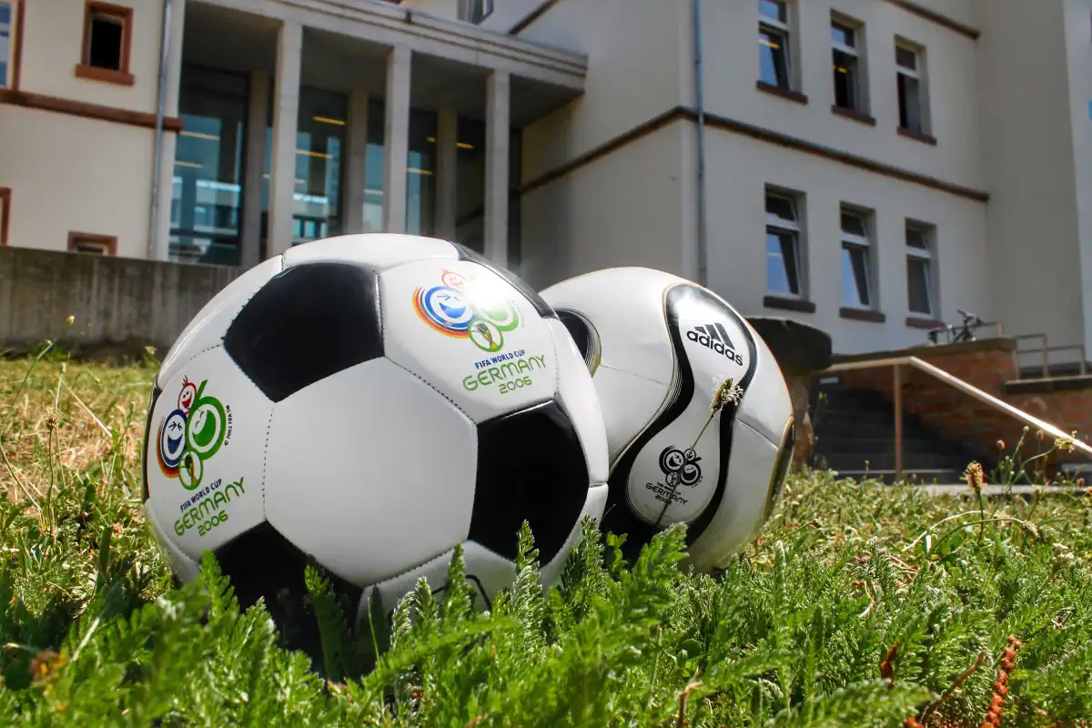 Beim Fußball dreht sich vieles um Zahlen und Figuren: Wie groß ist ein Fußballfeld? Wie weit ist eigentlich der Elfmeterpunkt vom Tor entfernt? Weshalb besteht eine Mannschaft aus genau elf Spielerinnen und Spielern? Und wie gelingt es, aus vielen einzelnen Teilen einen kugelrunden Ball zusammensetzen?