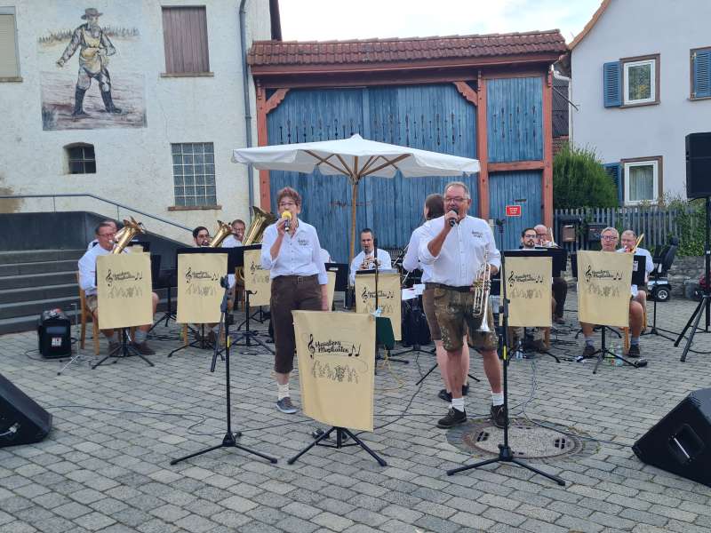Schlossparkkonzert in Laubach: Musikverein 1930 Hoch-Weisel