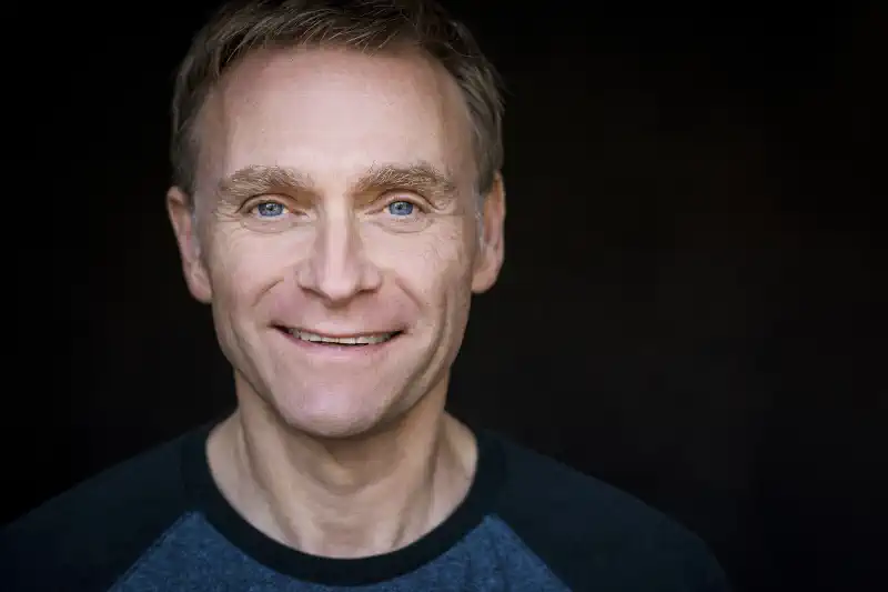 Am 31. Oktober 2026 geht es weiter im LindenCult mit einer musikalischen Comedy Show: 1000 Stimmen im Kopf – doch die Diagnose lautet: große Unterhaltung.