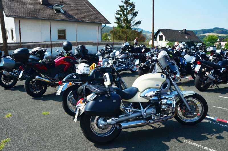 Gas geben und Zocken für einen guten Zweck. Beim letzten Poker-Run in 2019 waren 80 Biker aus allen Teilen Hessens am Start. Foto: Miriam Krentscher