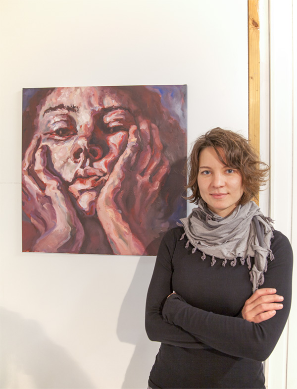 Die Malerin Alina Fontain vor ihrem Bild Rückblick aus dem Jahr 2016 (Acyl auf Leinwand). Foto Peter Kramarzcyk