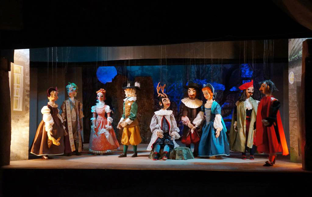 Marionetten spielen Falstaffs Liebesabenteuer