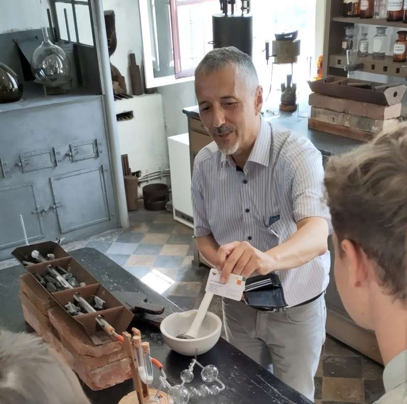 Professor Dr. Gerd Hamscher bei einer Führung im original erhaltenen analytischen Labor von Justus Liebig im Liebig-Museum