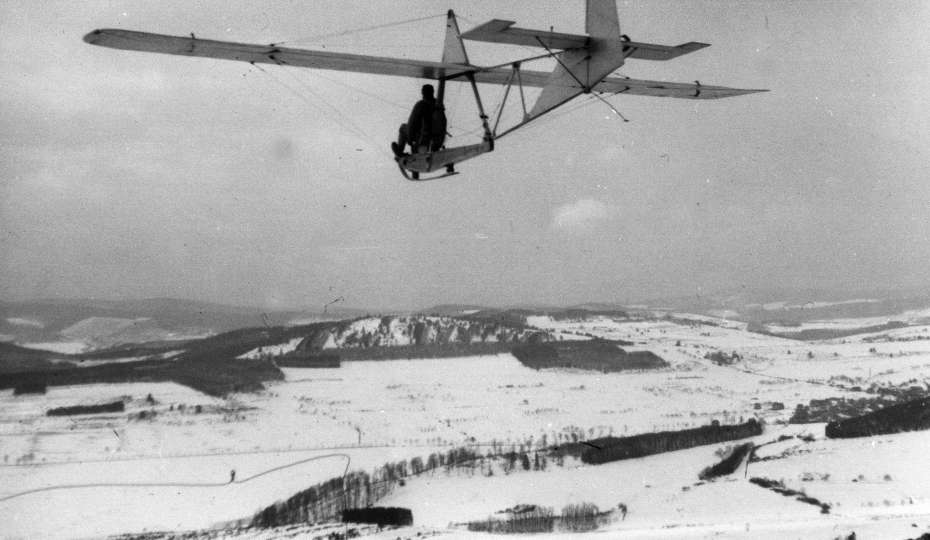 Als die Hirzenhainer den Himmel eroberten. Hier stand die Wiege des Segelflugs. Frühe Gehversuche mit dem Schulgleiter am Eiershäuser Hang. Ein eisiges Vergnügfen. Foto: SFC-Archiv