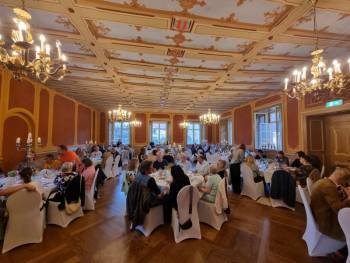 Fotografin Jasmin Lohfink: 100 Gäste im festlich geschmückten Saal des Schlosshotel Gedern Fotografin Jasmin Lohfink: 100 Gäste im festlich geschmückten Saal des Schlossho