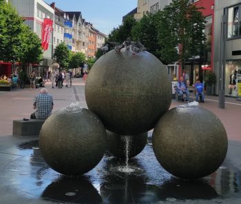 „Die ganze Welt steckt voller Mathematik!“ Mathematische Stadtführungen durch Gi