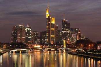 Blick von der Deutschherrnbrücke auf die Frankfurter Innenstadt mit Mainufer und
