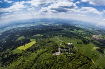 Blühende Wiesen und sanfte Bergrücken in einer einst feurigen Region