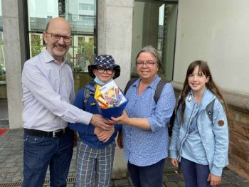 Hunderttausendster Besucher nach Lockdown Prof. Beutelspacher überreicht besonde