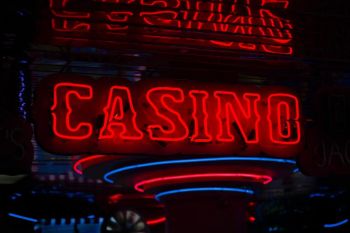 In Rot leuchtender „Casino“-Schrifzug
