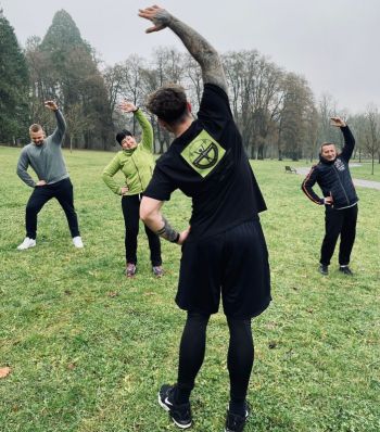 Outdoor Fitnesskurs Rückenkraft für einen starken Rücken 