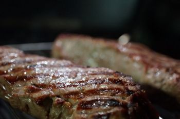 Mit einem Gasgrill komfortabel auf dem Balkon die Freizeit genießen