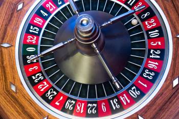 Ziehung beim Roulette Kugel beim Roulette liegt auf der Acht