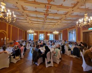 Fotografin Jasmin Lohfink: 100 Gäste im festlich geschmückten Saal des Schlosshotel Gedern Fotografin Jasmin Lohfink: 100 Gäste im festlich geschmückten Saal des Schlossho