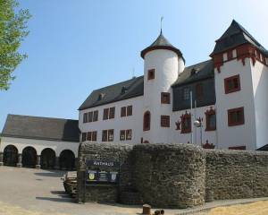 Die Burg Mengerskirchen, das heutige Schloss Mengerskirchen, befindet sich in Mengerskirchen im Landkreis Limburg-Weilburg. Die Burg Mengerskirchen, das heutige Schloss Mengerskirchen, befindet sich in Me