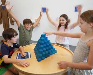 In den hessischen Herbstferien vom 5. bis 16. Oktober 2026 lädt das Mathematikum Familien zu einem abwechslungsreichen Ferienprogramm ein. In den hessischen Herbstferien vom 5. bis 16. Oktober 2026 lädt das Mathematikum