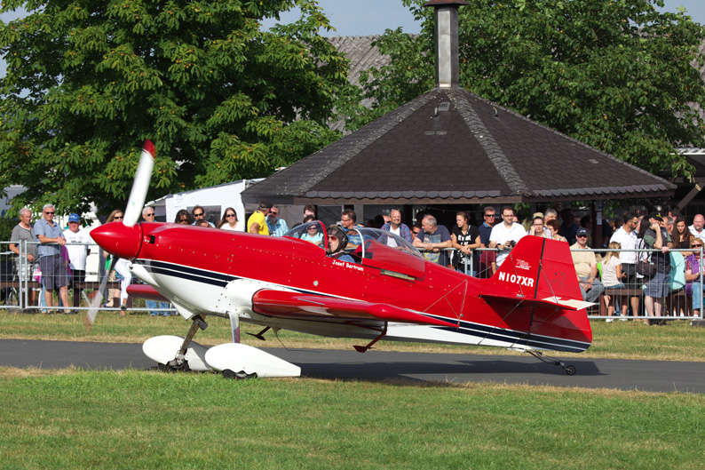 Der Jupp und sein feuerrotes Spaßmobil. Auch Josef Bertram genießt in und über Elz Heimvorteil. Mit der DR-107 One Design, einem Bausatzflugzeug zum Selberbasteln, zeichnet der Mann rasante Flugfiguren an den Himmel. Foto: Sven Vollert