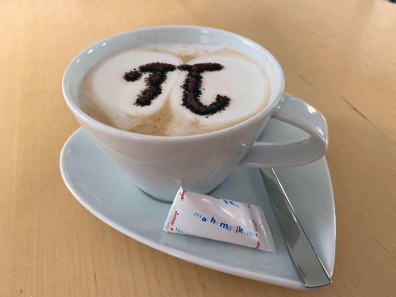 Auf eine Tasse Kaffee mit Prof. Beutelspacher Die Drei: Die erste richtige Zahl