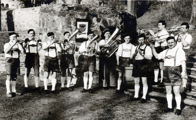 1948 war die Tradition des Kirmeswäldchenfestes in Hirzenhain-Bahnhof begründet worden. Damals spielte die Original Kapelle Egerland auf