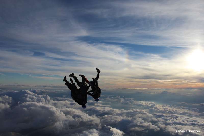 Nicht kopflos, aber kopfüber ins wolkenreiche Nichts. Ringelpietz mit Anfassen. Während ihrer traditionellen Sprungwoche vom 22. bis 31. Juli wollen die Breitscheider Skydiver wieder den Turbo einschalten. Foto: Marcel Leicher