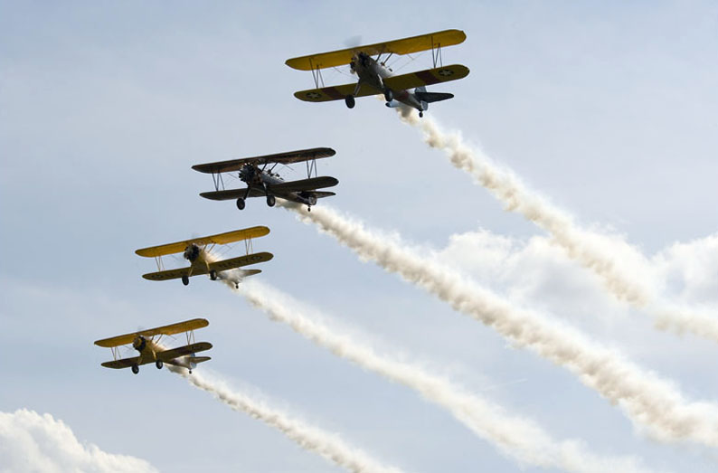 Denen brennt der Kittel! Doppeldecker, Doppeldecker, Doppeldecker… . Ein Anblick, der die Herzen der Fans historischer Flugzeuge höher schlagen lässt. Sie können dahingehend vom 8.bis 10. Juli in Hirzenhain aus dem Vollen schöpfen. Foto: biplanes.de