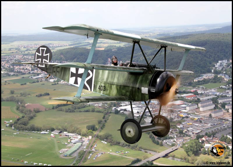 Die Fokker DR.I von Mikael Carlson, hier am Himmel über Gelnhausen, ist ein zu Streben und Holmen gewordener Traum. Eine solches Kleinod beim BBQ in Hirzenhain wäre der Knüller. Vielleicht wird’s ja… Foto: bilanes.de