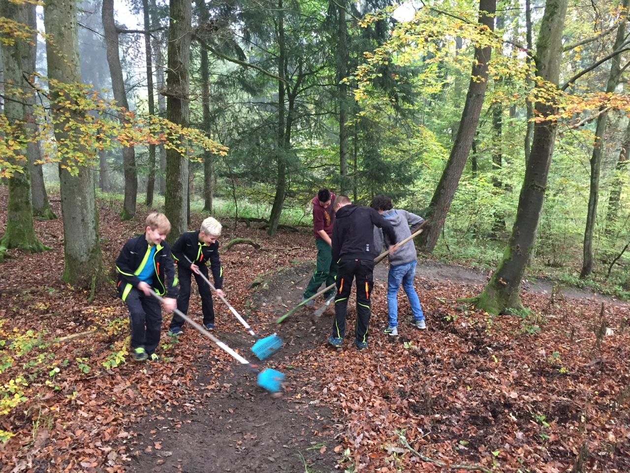 Flowtrail Bad Endbach/ 5854 Schüler bei der Streckenpfege